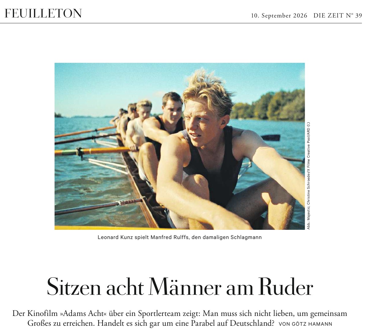 DIE ZEIT: Sitzen acht Männer am Ruder – Zeitungsausschnitt mit Filmszene aus ADAMS ACHT